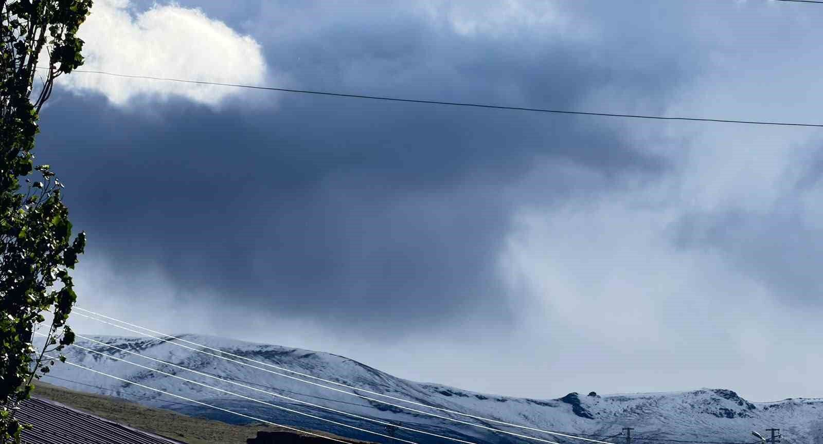 Kısır Dağı'nın zirvesi beyaza büründü