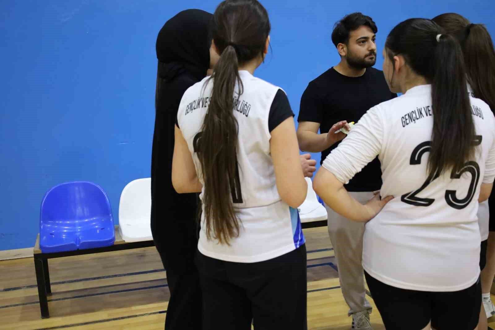 Kız çocukları voleybol sahasında dostluk için buluştu