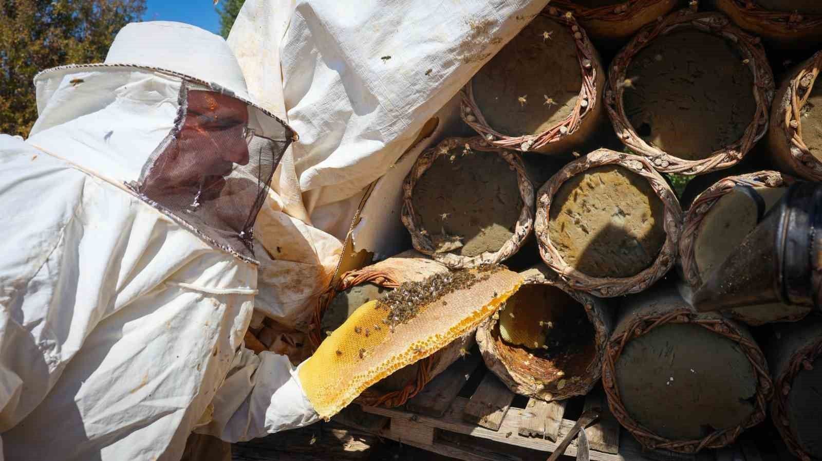 Malatya'da 60 yıllık gelenek toprak kovanlarda sürdürülüyor