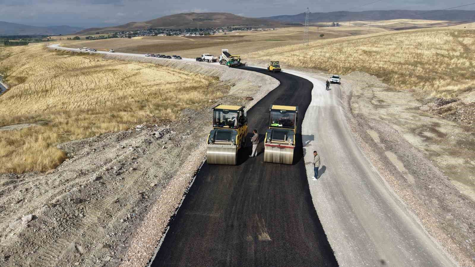 Muş'ta köy yollarında asfalt çalışmaları devam ediyor