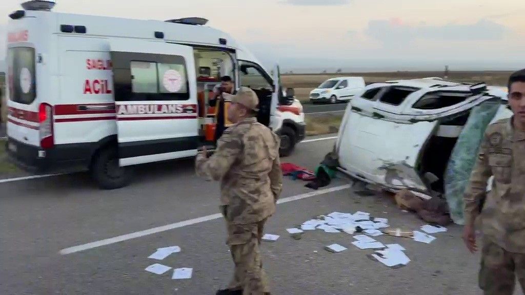 Patnos'ta 7 kişinin bulunduğu araç takla attı