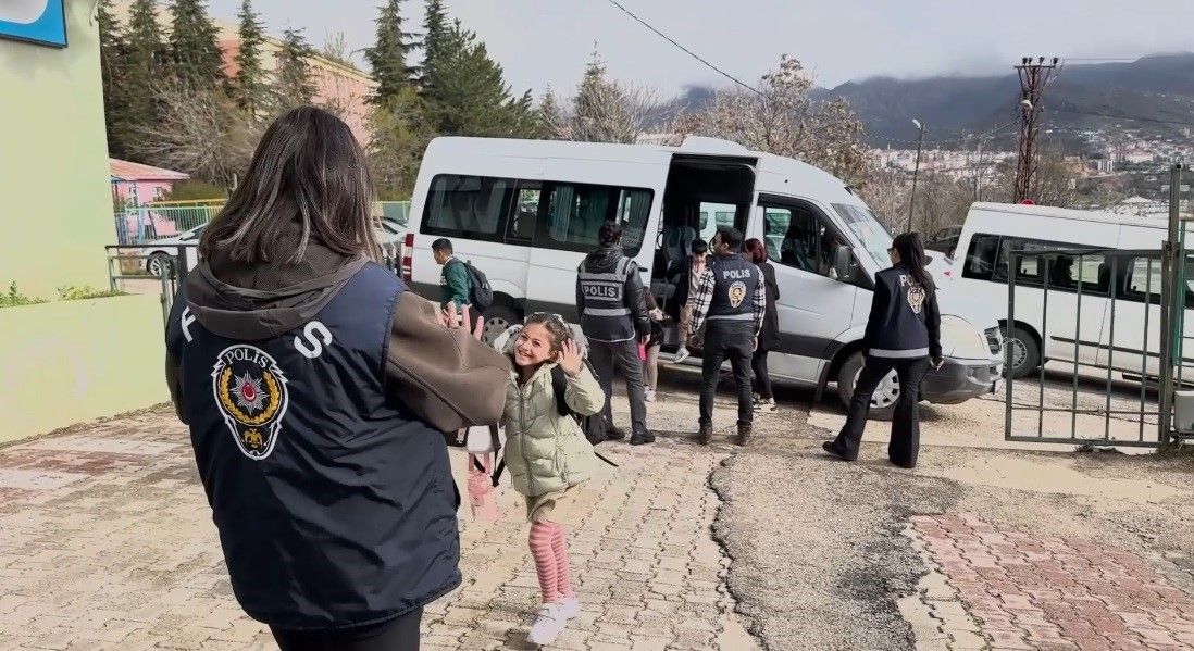 Tunceli'de okul çevrelerinde 4 bin 242 kişi sorgulandı