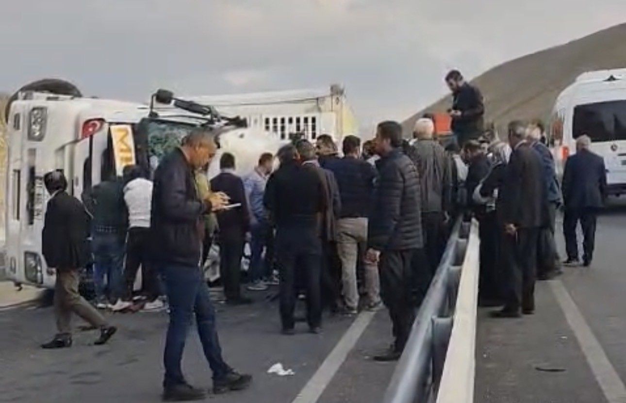 Van yolunda tır yan yattı: 1 yaralı