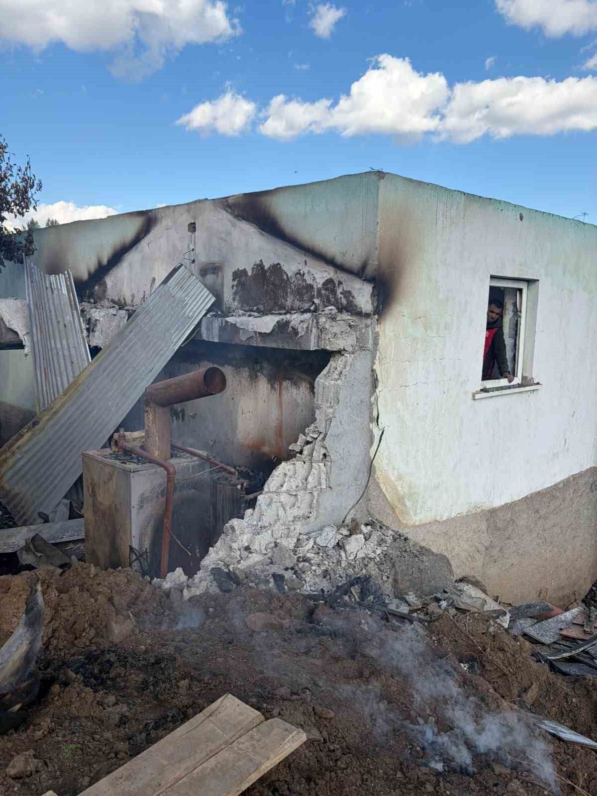 Varto'da yangın faciası: 5 büyükbaş hayvan telef, evin çatısı yandı