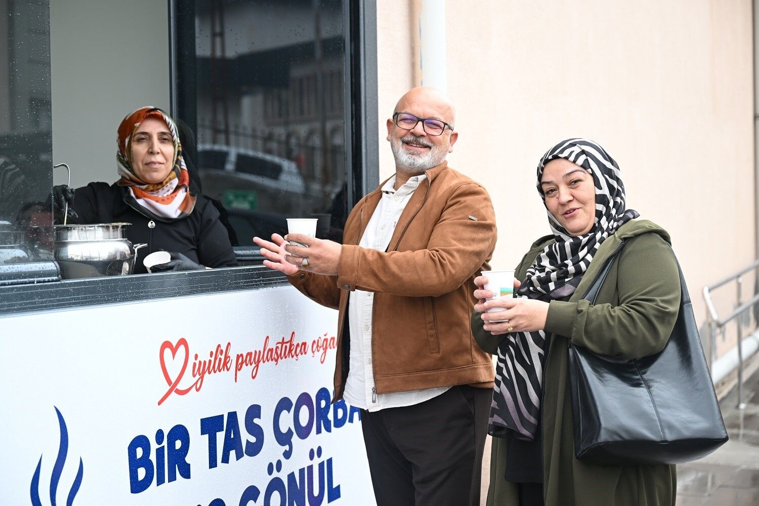 Yeşilyurt'ta hastane önünde sıcak çorba ikramı