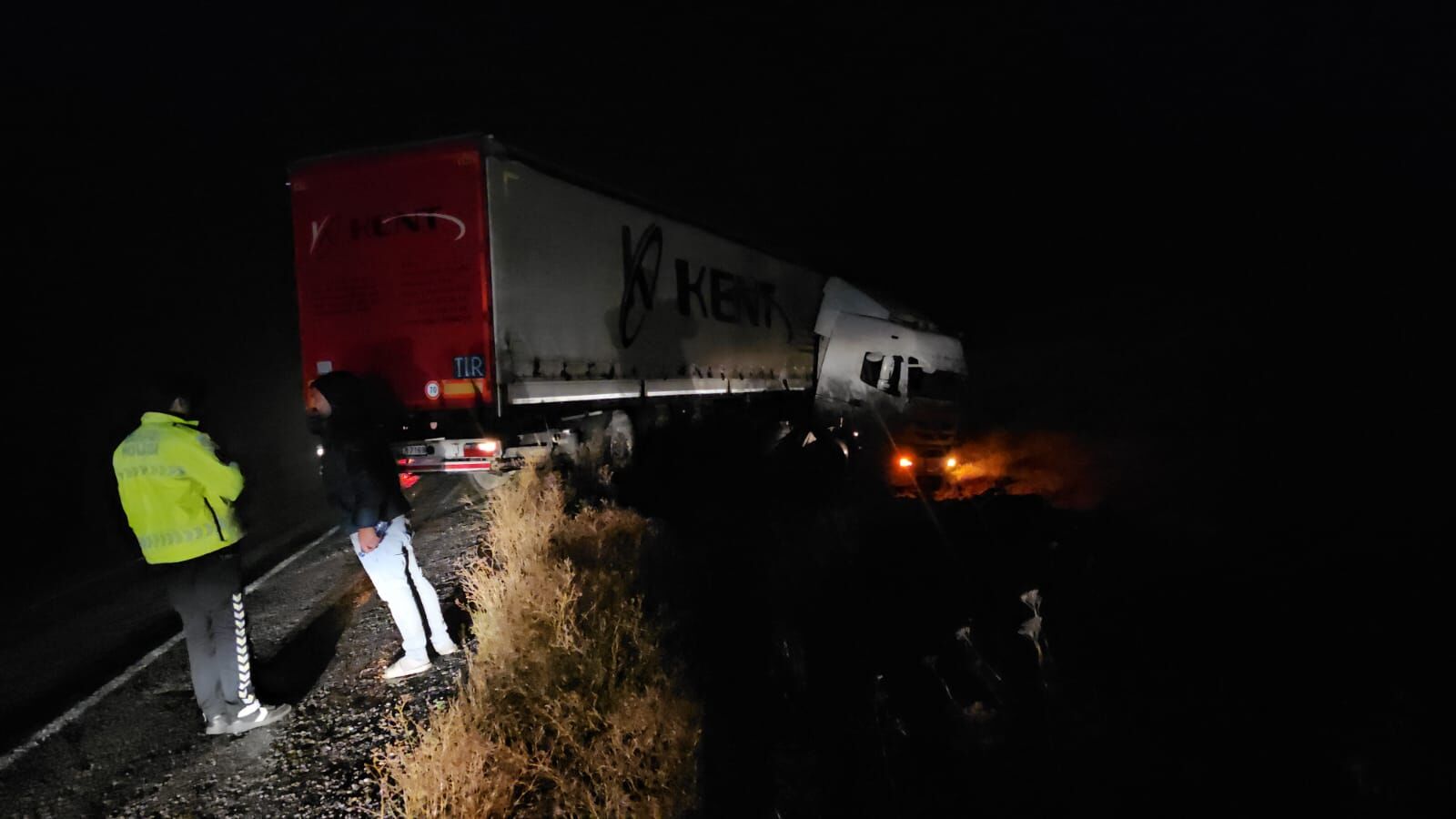 Adilcevaz'da yağış kazaya neden oldu: Tır şarampole uçtu