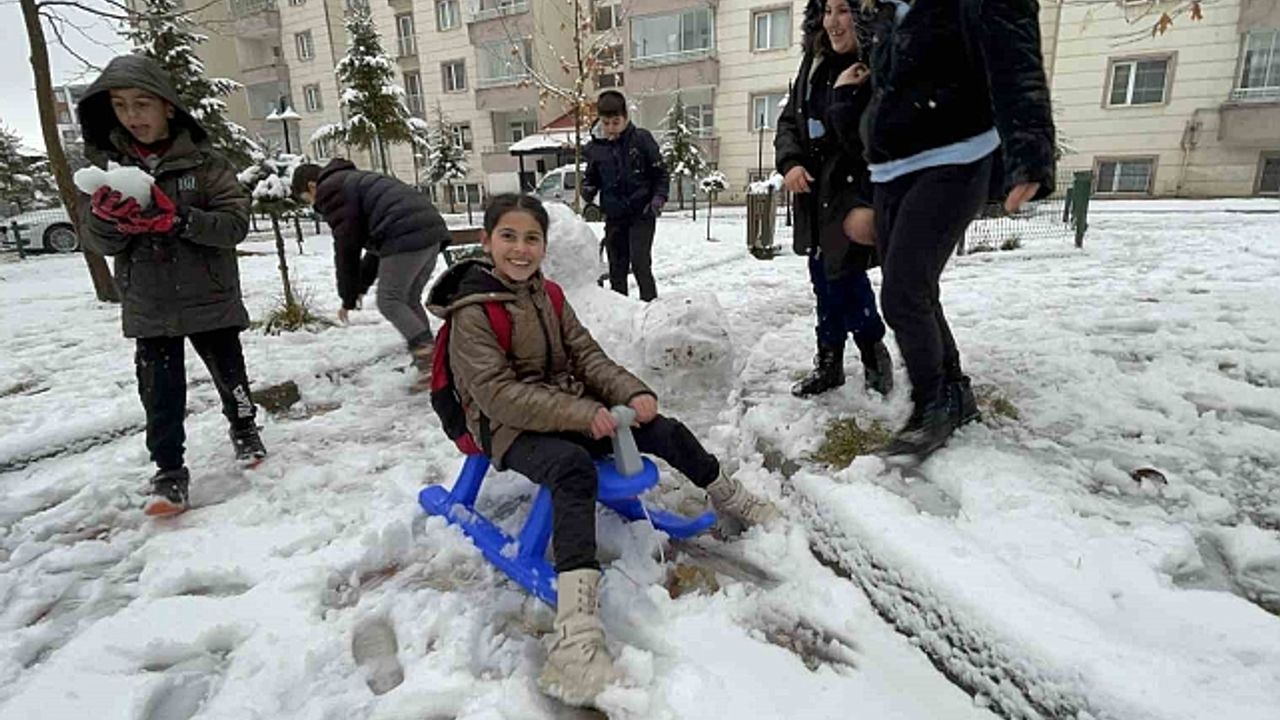 Bitlis'te kar tatilini fırsat bilen çocuklar sokaklara döküldü