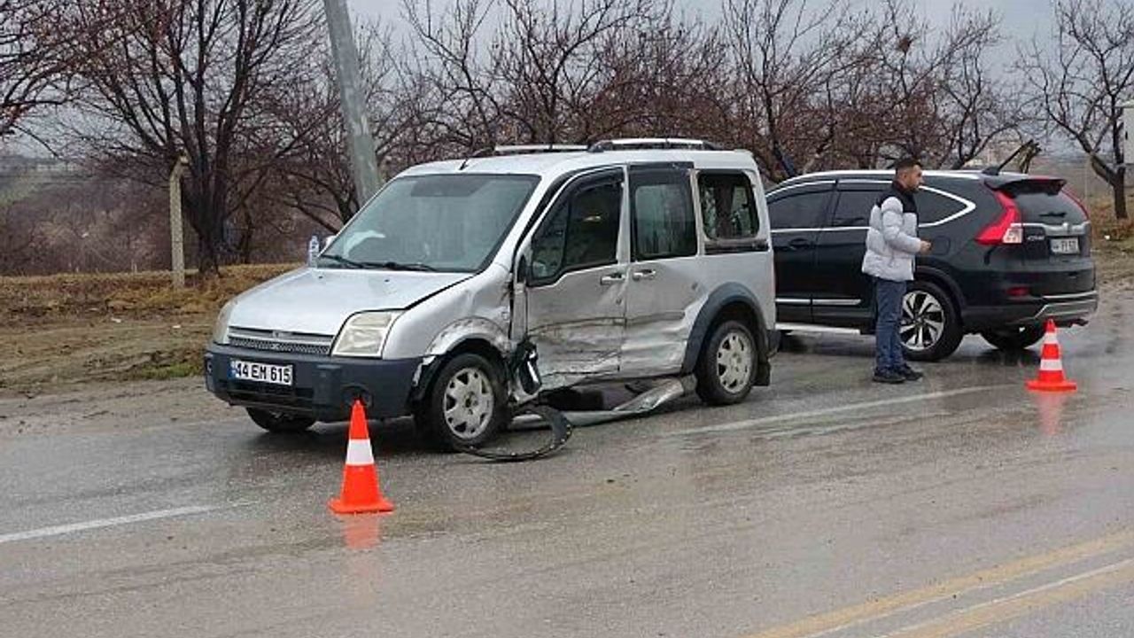 Malatya'da 6 kişinin yaralandığı kaza kameraya yansıdı - Bitlis