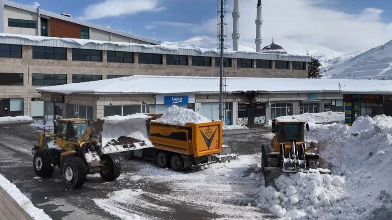 Bitlis’te kamyon kamyon kar taşıdılar.