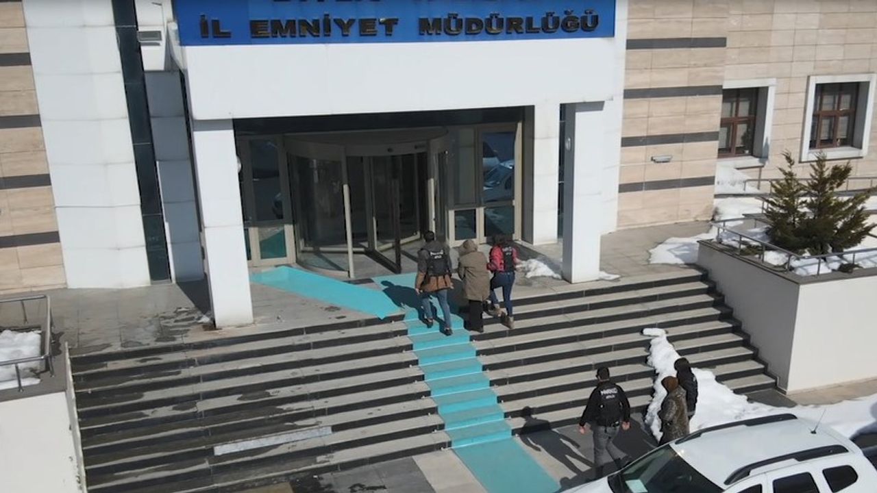 Bitlis'te yabancı uyrukluların üzerinden çıkanlar şoke etti!