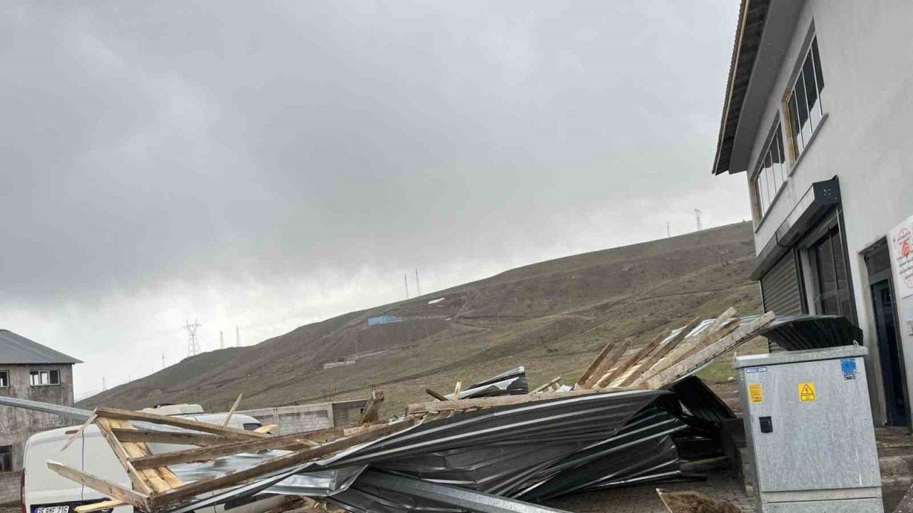 Bitlis'te Şiddetli Rüzgar Çatıları Uçurdu!