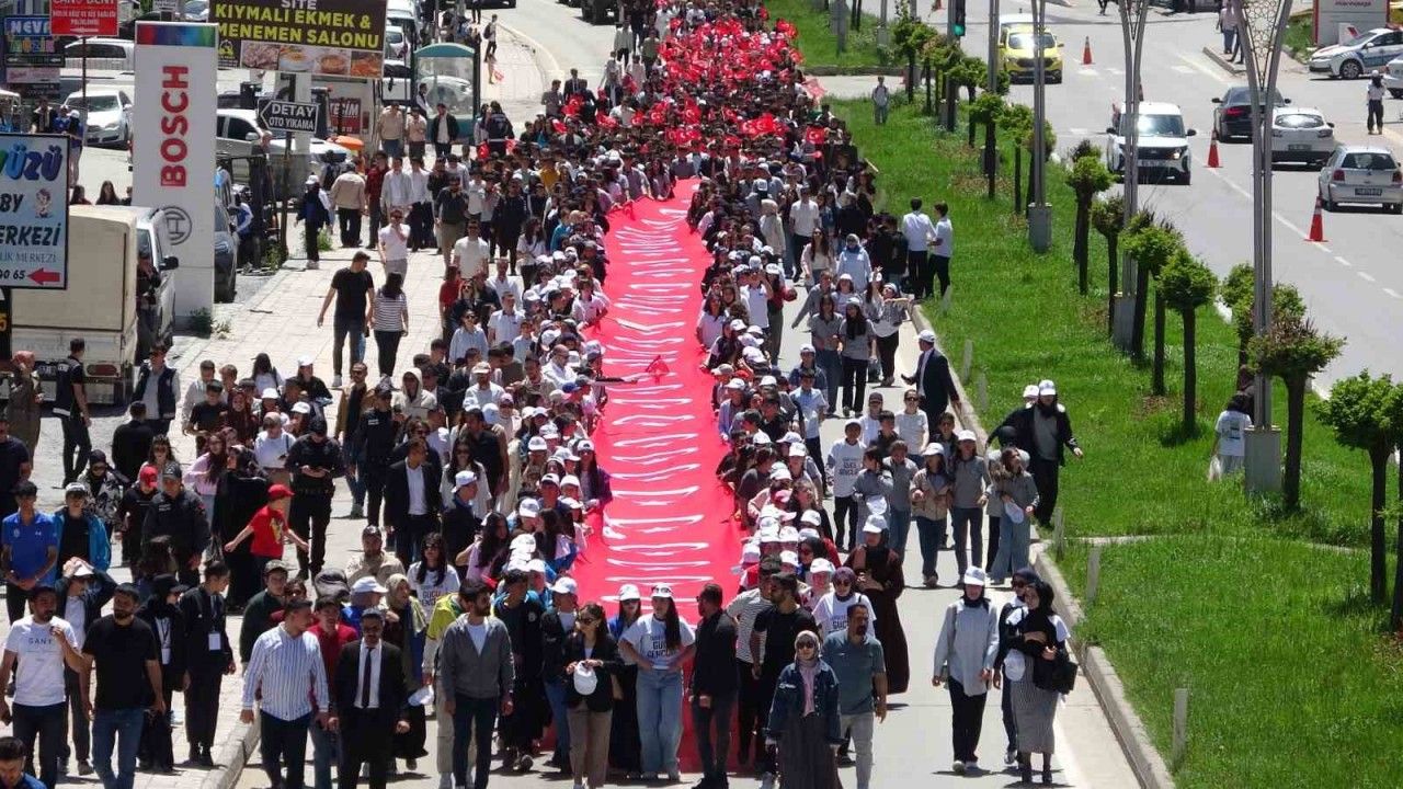 Bitlis'te edebiyat şöleni: 100+ Yazar ve 120+ yayınevi okuyucuyla buluşuyor