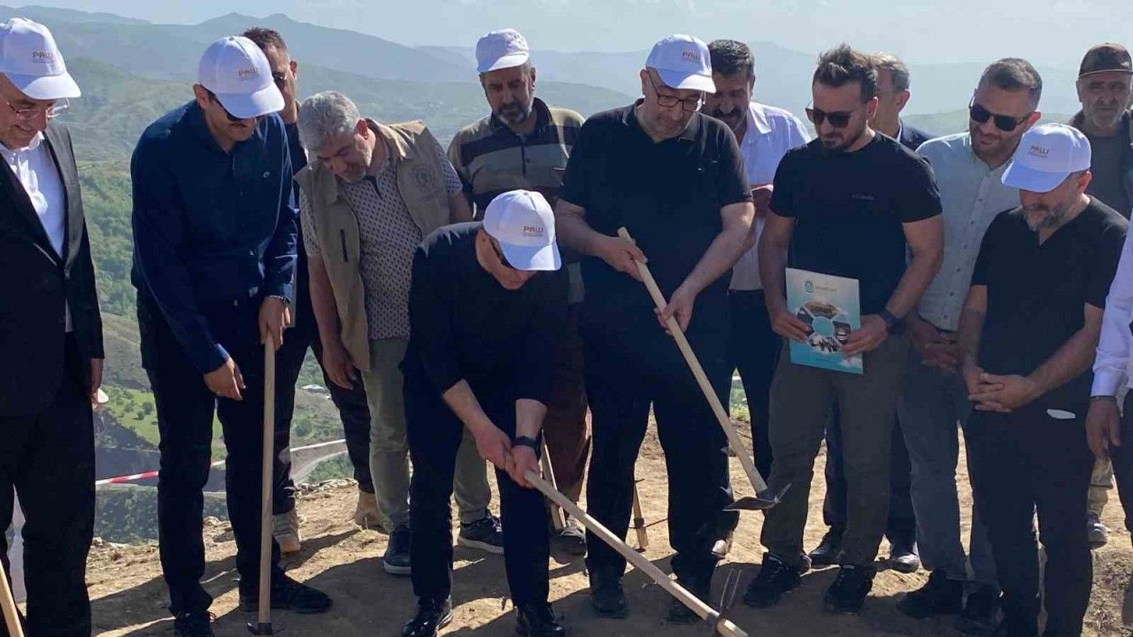 Vali Hatipoğlu, 3 bin yıllık tarihi Palu Kalesi için ilk kazmayı vurdu