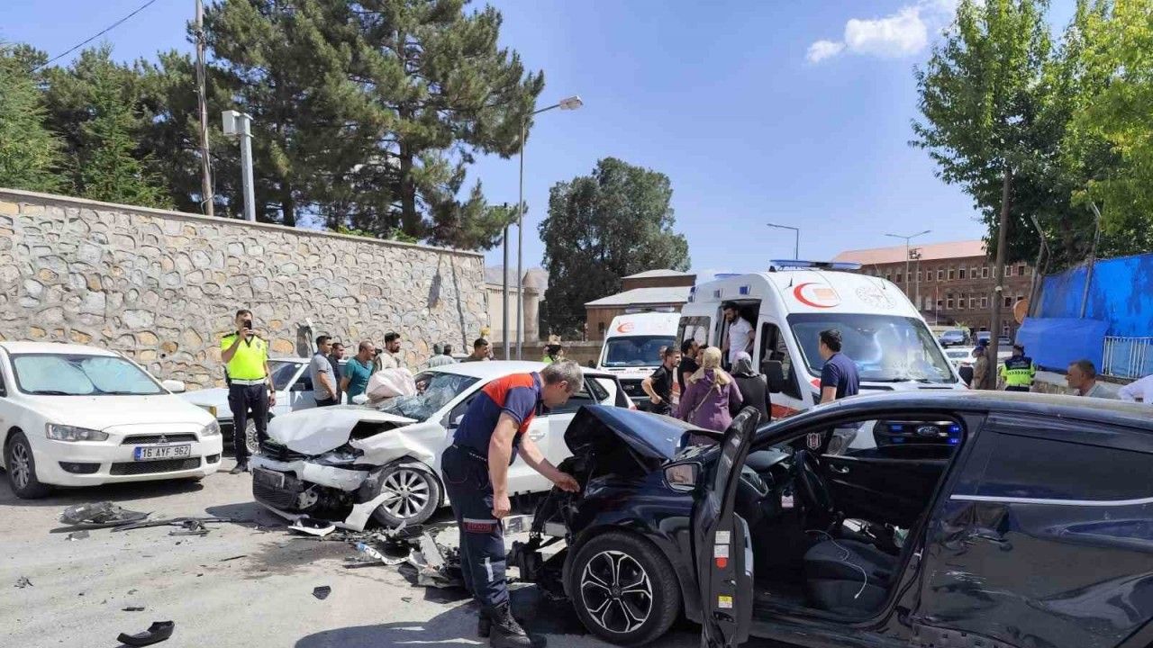 Bitlis’te otomobiller çarpıştı: 5’i çocuk 10 kişi yaralandı.