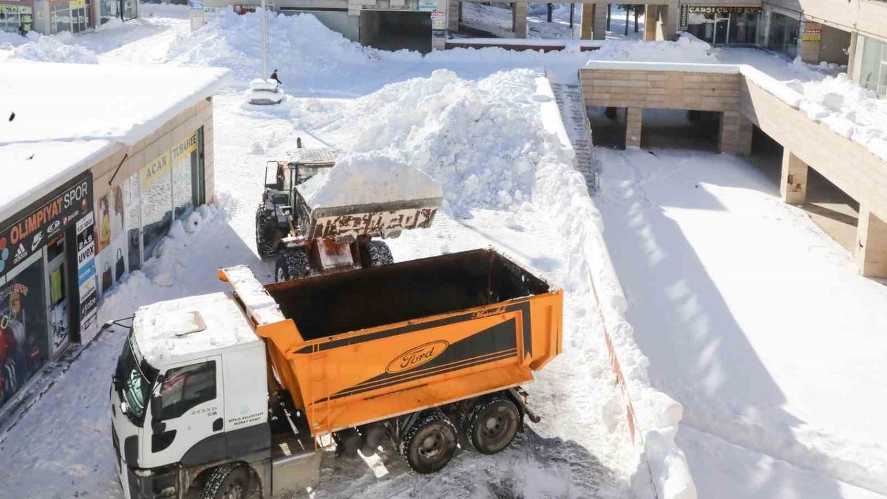 Bitlis’te biriken karlar şehir dışına taşınıyor