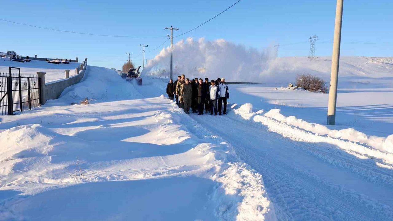 Bitlis'te karla mücadele çalışmaları aralıksız sürüyor