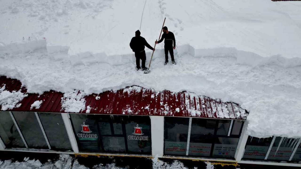 Bitlis'te çatılarda güvenlik için kar temizliği yapılıyor