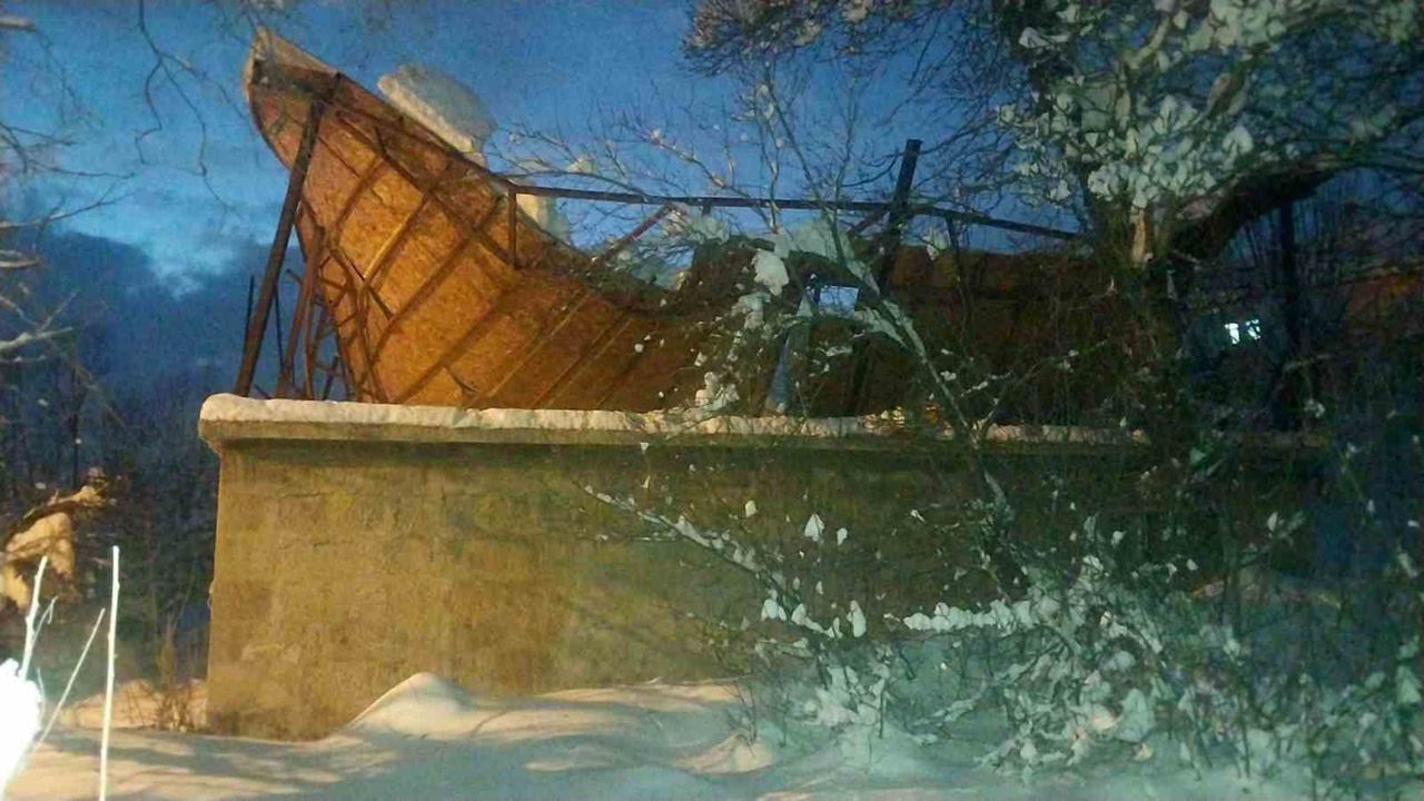 Bitlis’te kar yükü bir çatıyı çökertti