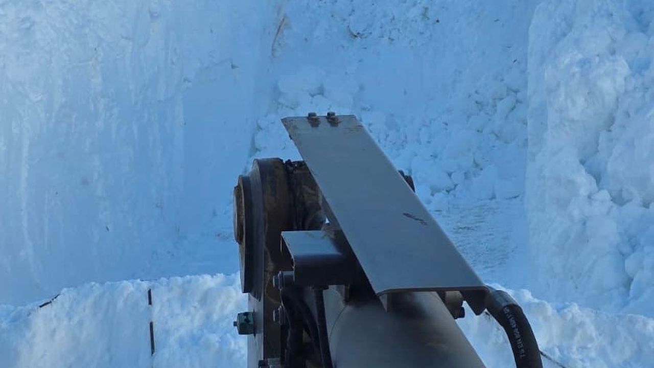Bitlis'te köy yollarında yoğun mesai