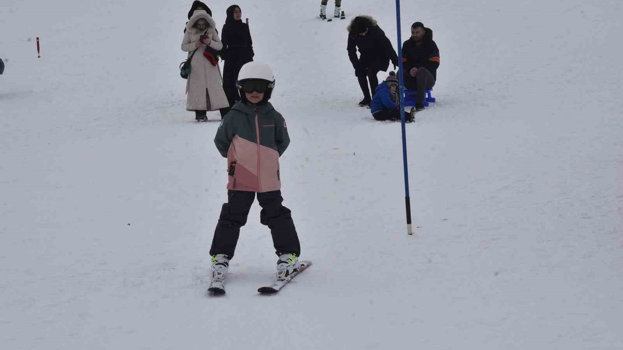 Karne tatilini fırsata çevirdiler: Bitlis’te minikler kayak öğreniyor