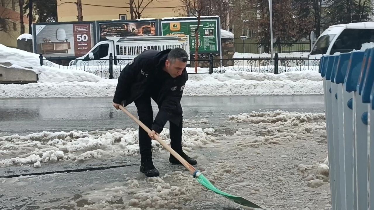 Muş'ta polisten takdir toplayan davranış