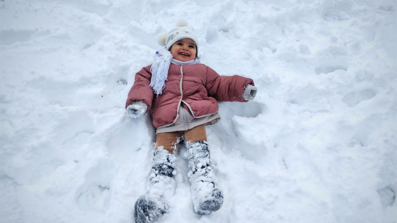 Çocuklar kara doymadı: Soğuğa rağmen sokaklar şenlendi