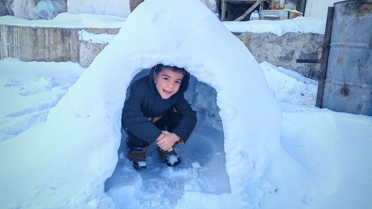 Kışın neşesi: Çocukların karda eskimo evi