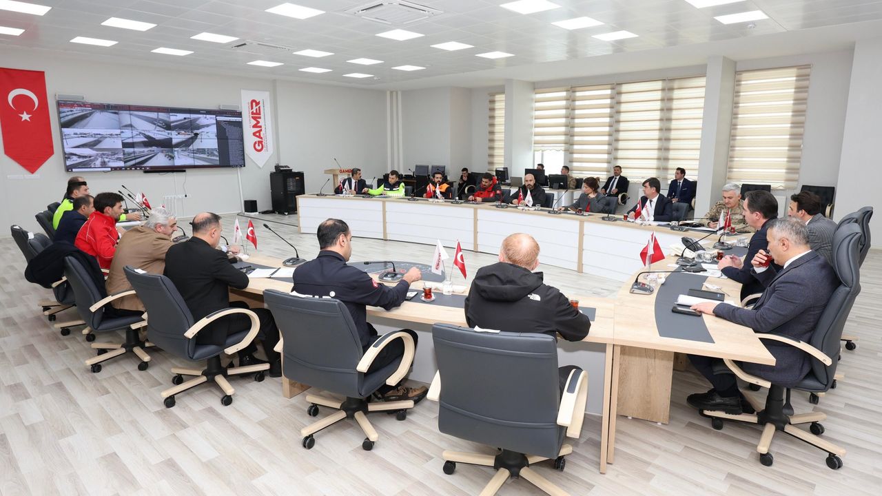 Kış Bitlis’i zorluyor: Tedbirler valilikte masaya yatırıldı