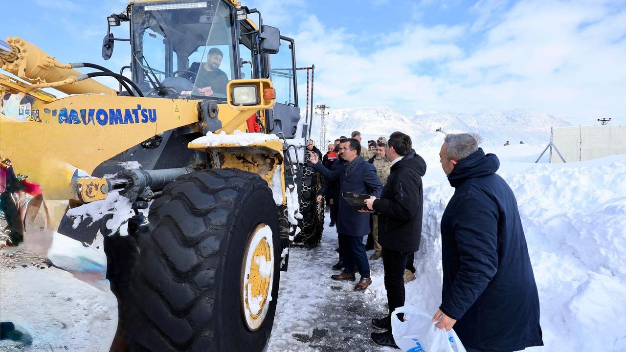 Bitlis’te yoğun kar mesaisi: Köy yolları açık tutuluyor