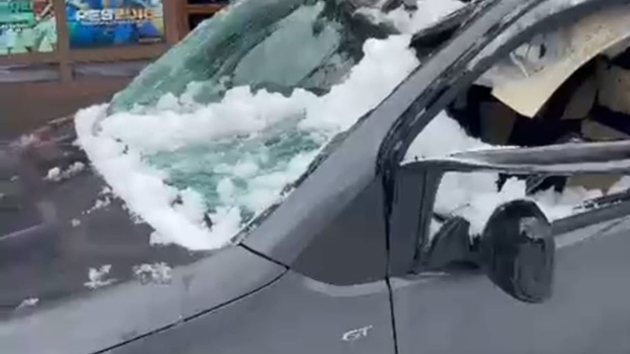 Bitlis'te çatıdan düşen kar aracı hurdaya çevirdi