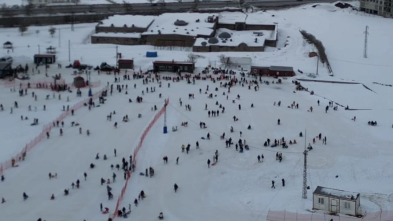 Bitlis’te El Aman Kayak Merkezi’ndeki yoğunluk havadan kaydedildi