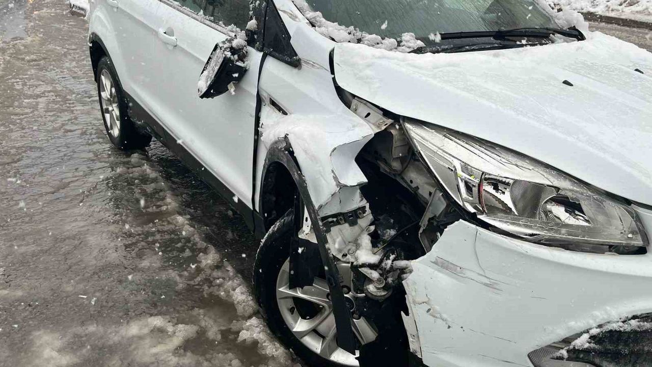 Bitlis'te yoğun kar yağışı zincirleme kazaya yol açtı