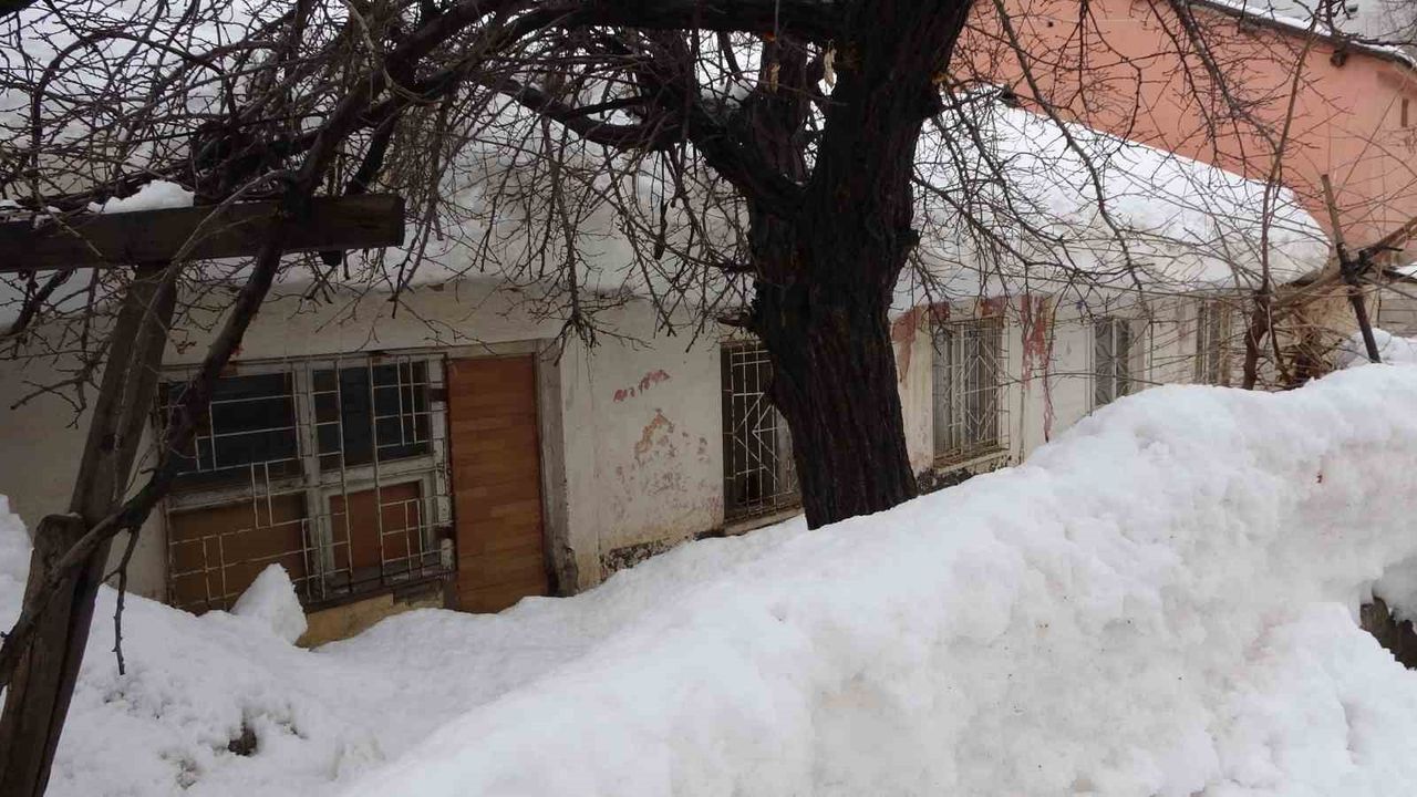 Bitlis’te yoğun kar yığınları kardan kaleler oluşturdu