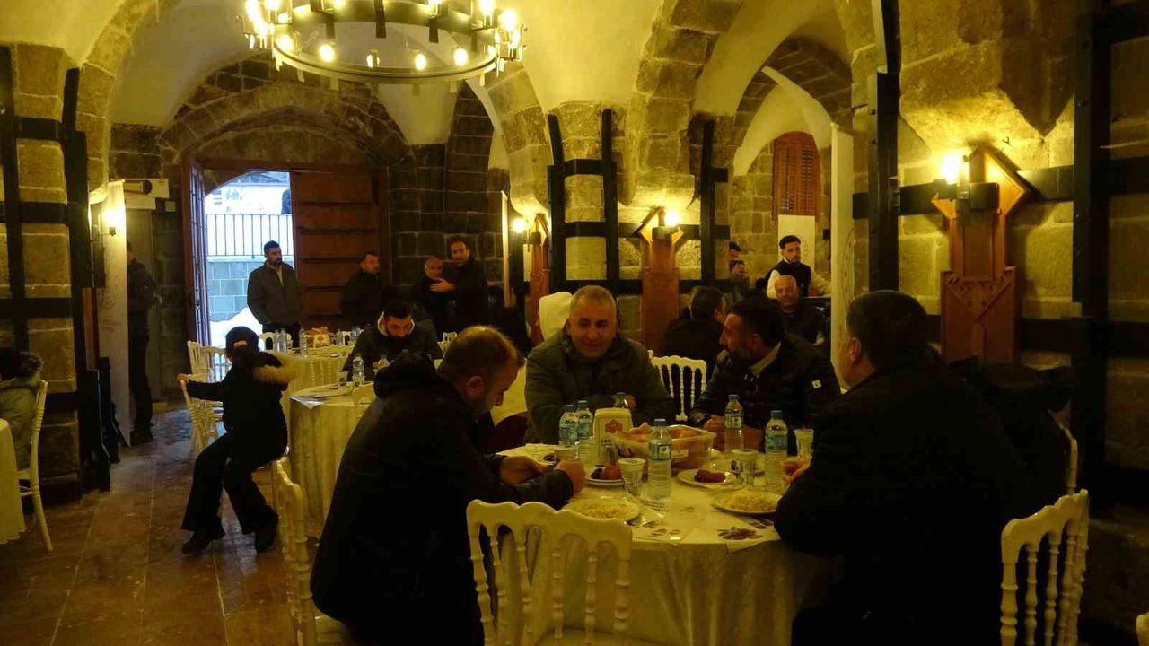 Bitlis’te yüzlerce kişiye iftar sofrası kuruldu
