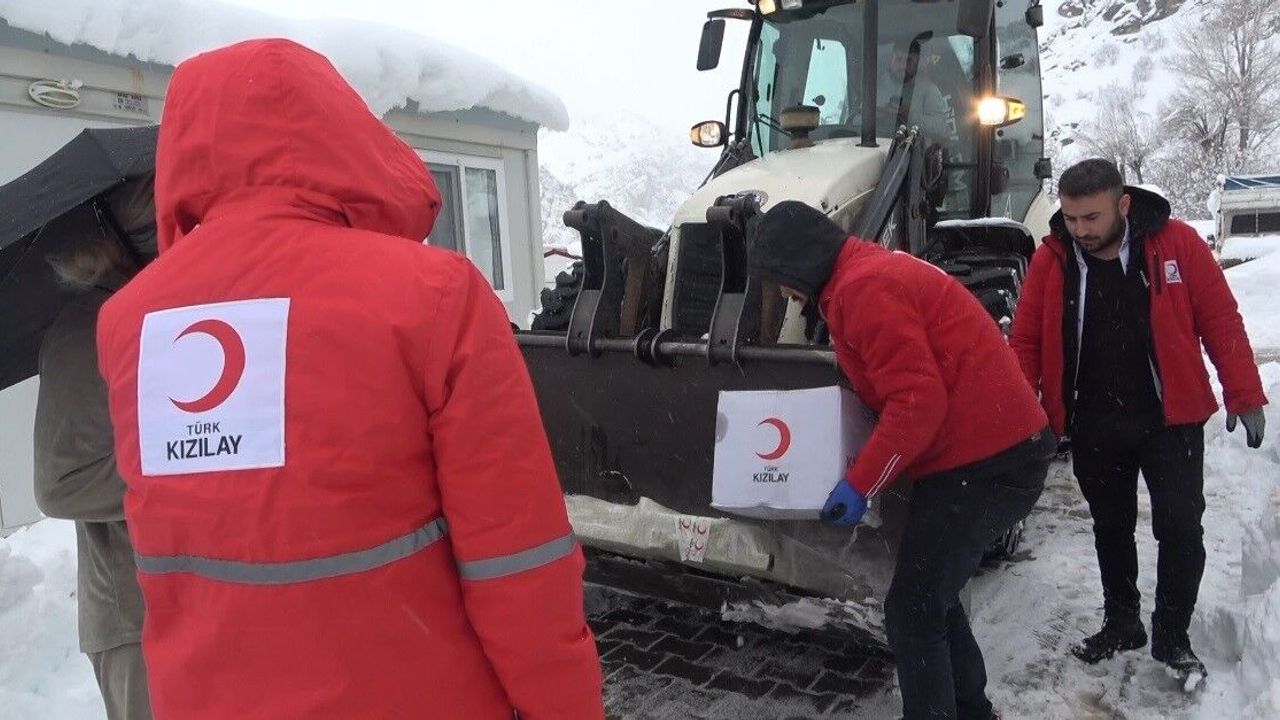 Yol kapandı, Kızılay hasta yatağını kepçeyle ulaştırdı