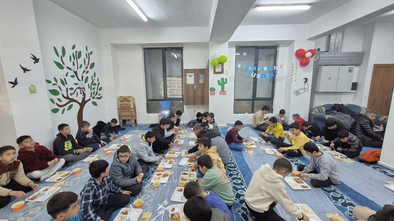 Geleneksel çocuk iftarı Bitlis’te yoğun katılımla yapıldı