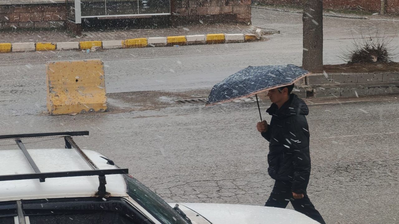 Bitlis’te Bahar Havası Yerini Kar Yağışına Bıraktı
