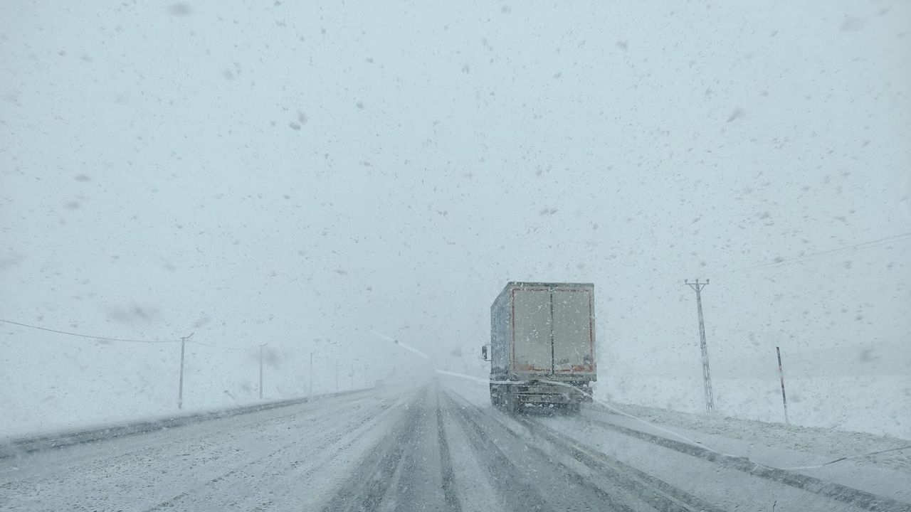 Bitlis’te kar ve sis etkili oldu, sürücüler zorlandı