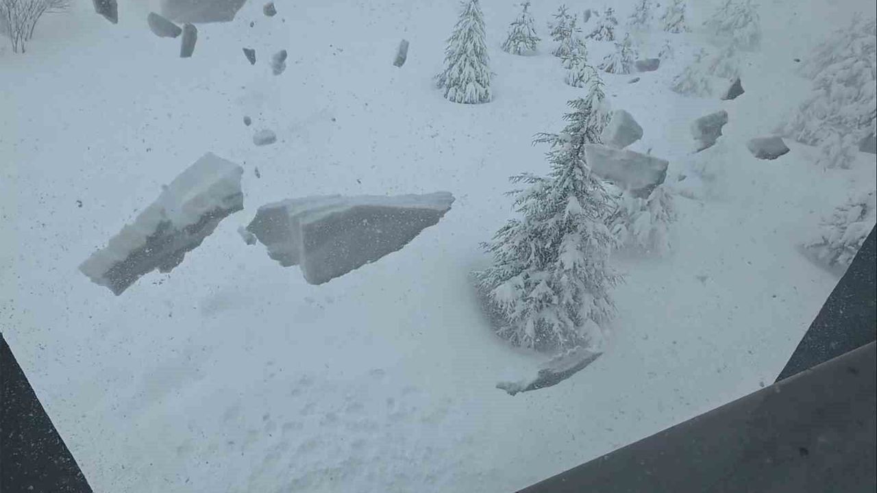 Bitlis'te çatılarda biriken kar vatandaşları tedirgin ediyor