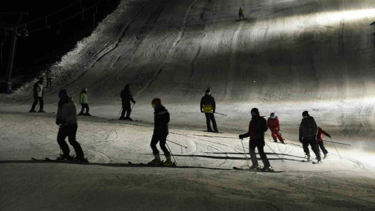 Bitlis'te iftar sonrası kayak pistleri doldu