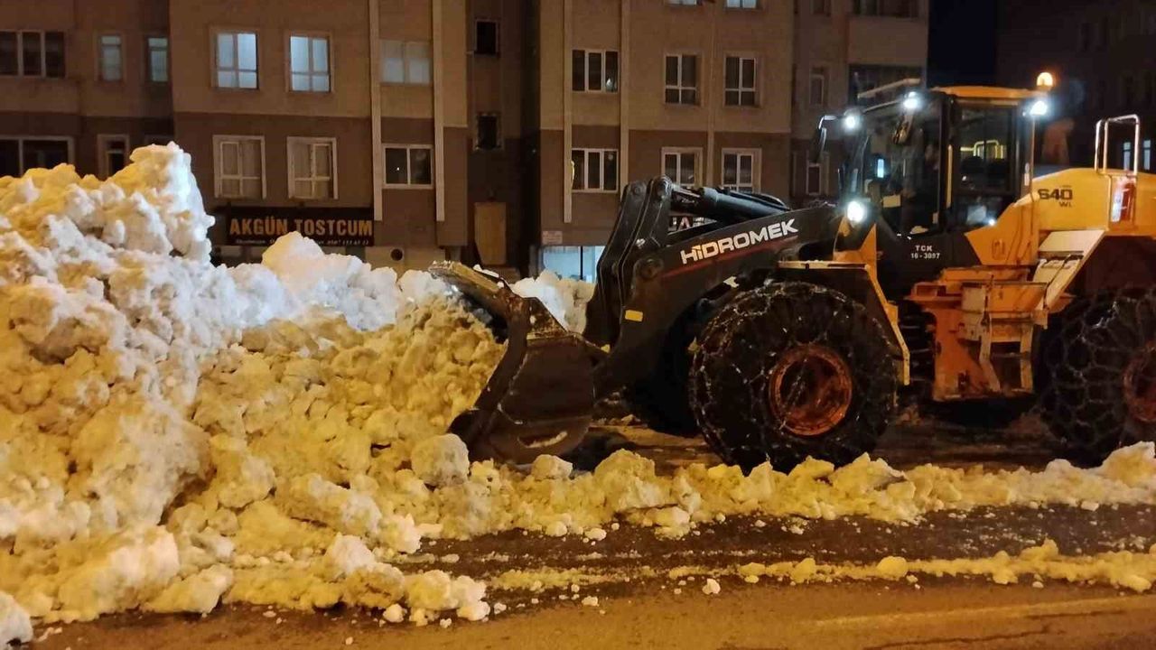 Bitlis’te kar temizliği için kamyonlar devrede