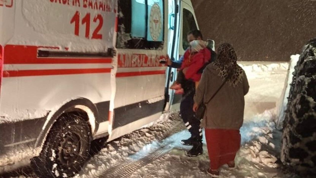 Bitlis’te karla mücadele ekipleri hastayı ambulansa ulaştırdı
