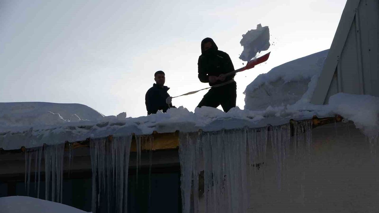 Bitlis’te kış geri adım atmıyor