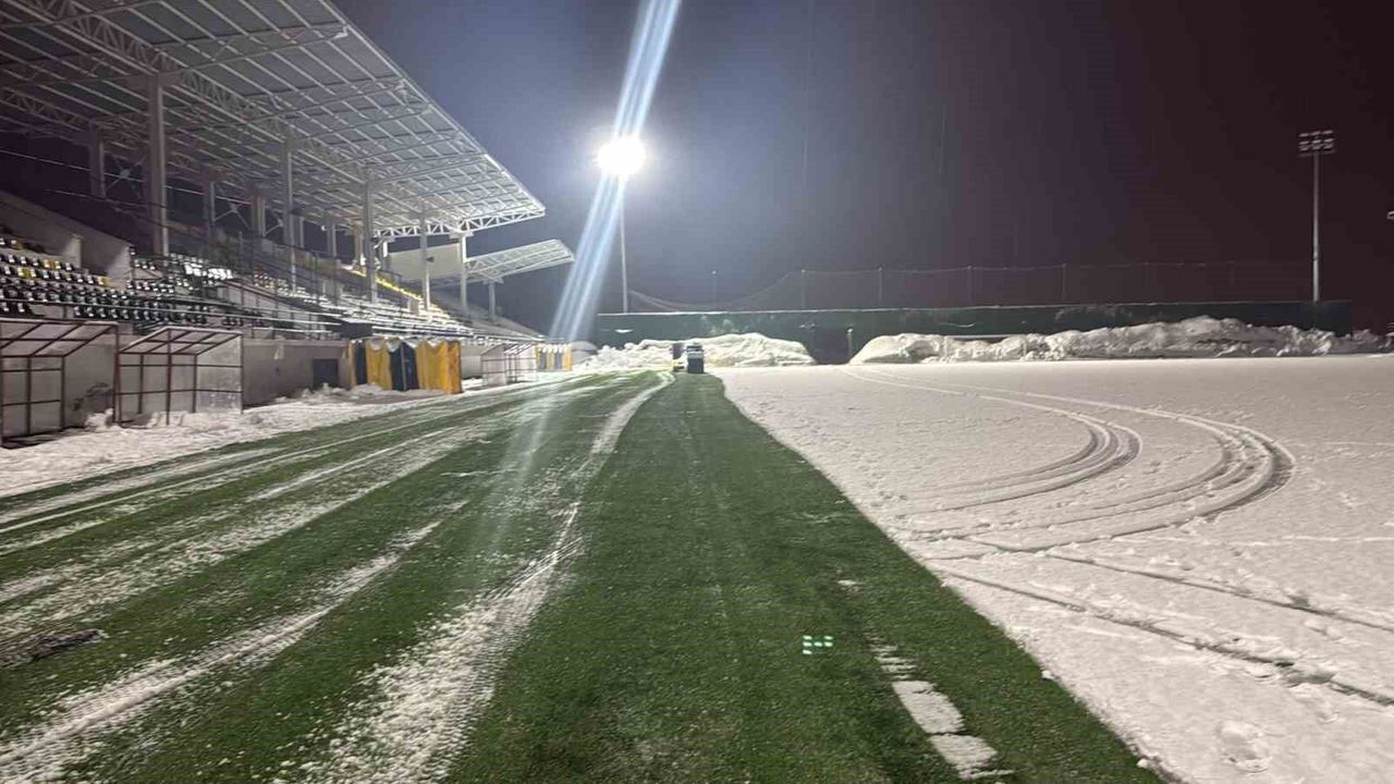 Bitlis’te kritik karşılaşma öncesi Eren Stadyumunda kar temizliği yapıldı