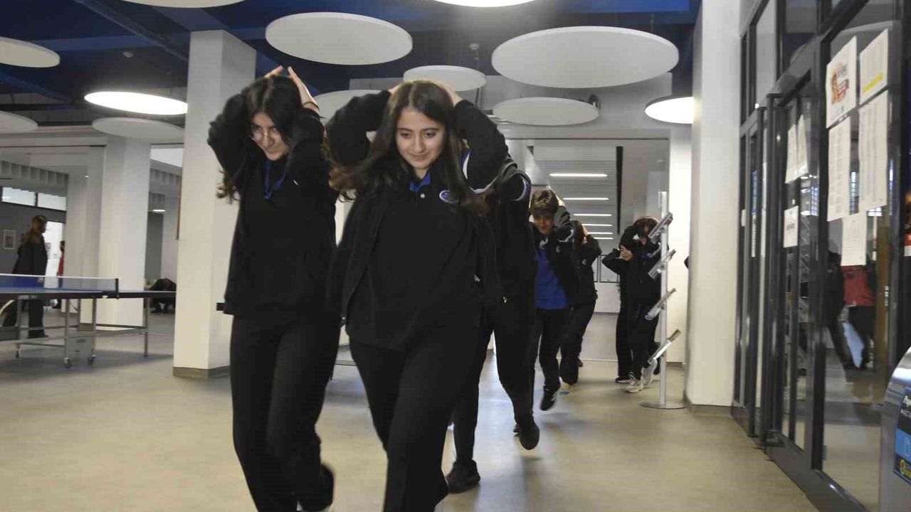 Bitlis'teki okullarda deprem tatbikatı gerçekleştirildi