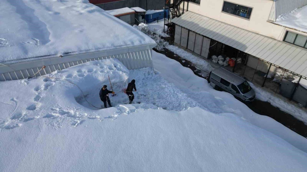 Çatılardaki kar enerji üretimini durdurdu: Bitlis’te tekstil sektörü etkilendi