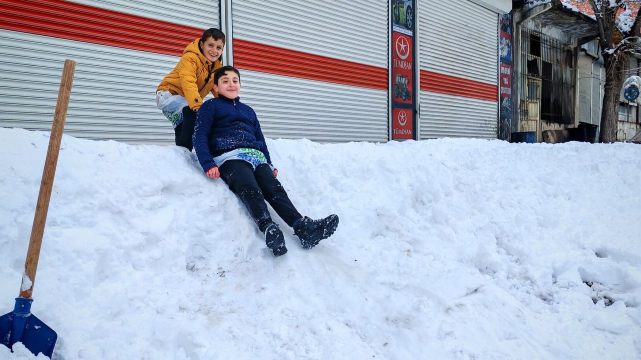 Bitlis’te kar yığınları oyun alanına dönüştü