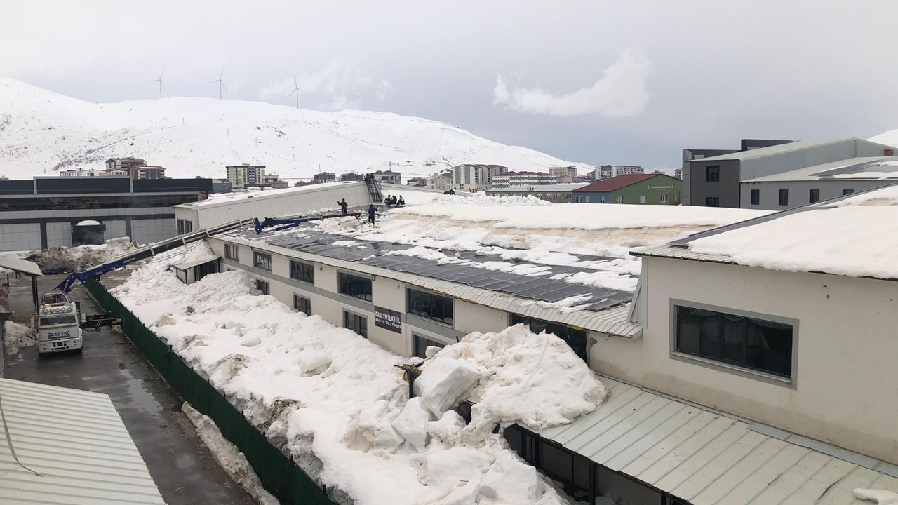 Bitlis’te kar sanayiye zarar verdi: Fabrika çatıları ve paneller hasar gördü