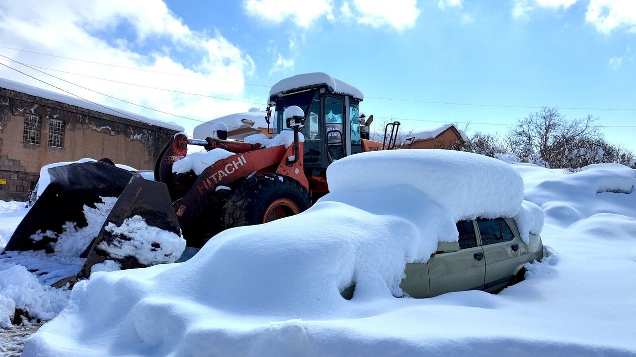 Bitlis’te kar etkili oldu: 300 köy yolu kapandı