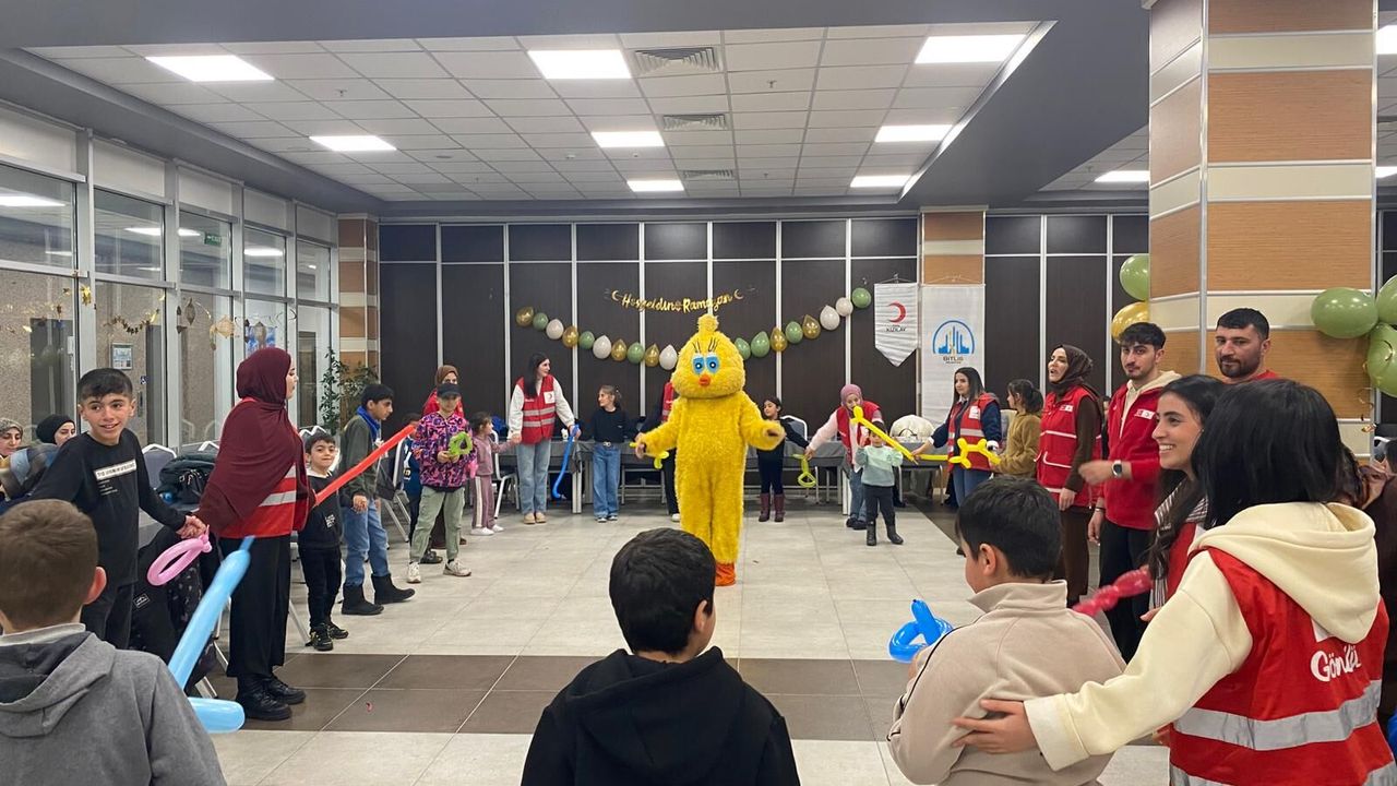 Kızılay yetim çocuklar için iftar düzenledi